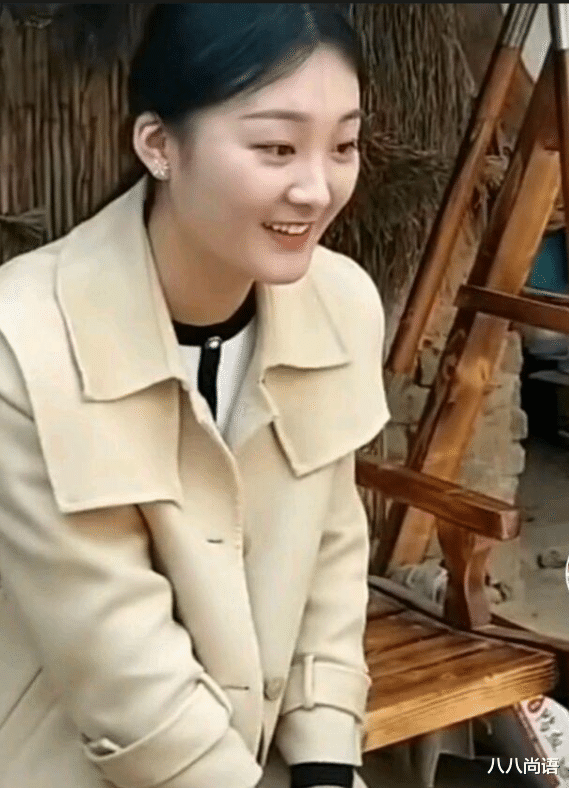 |朱之文儿媳换发型，黑长直剪了刘海气质都变了，曾开豪车去干农活