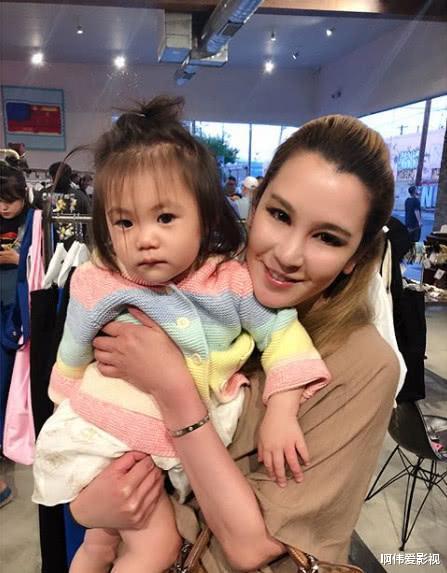 陈见飞|陈冠希姐姐与黑人男友爱得痴狂？坐大腿火辣拥吻，43岁终于想结婚