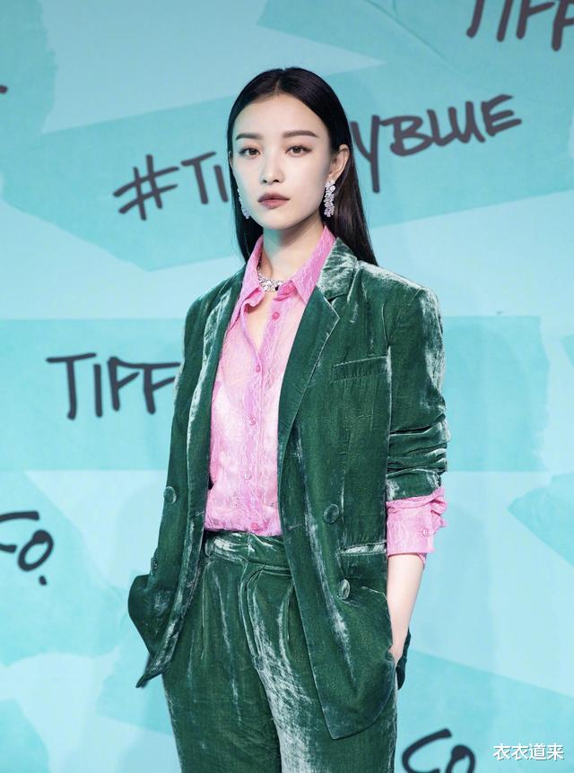 倪妮|倪妮换风格了，一头短发配红色短裙，轻熟还显气质