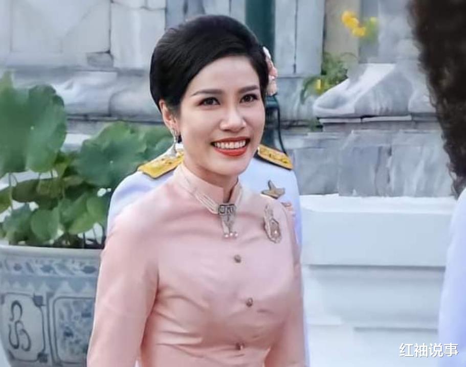 吴家丽|诗妮娜侧颜美翻了，大眼睛高鼻梁有混血感，越看越像诗丽吉太后