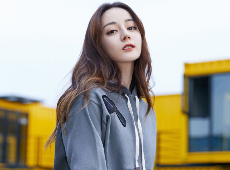 迪丽热巴|迪丽热巴对秋裤有执念，告诫大家不要为美忽略保暖，美女也怕冷啊