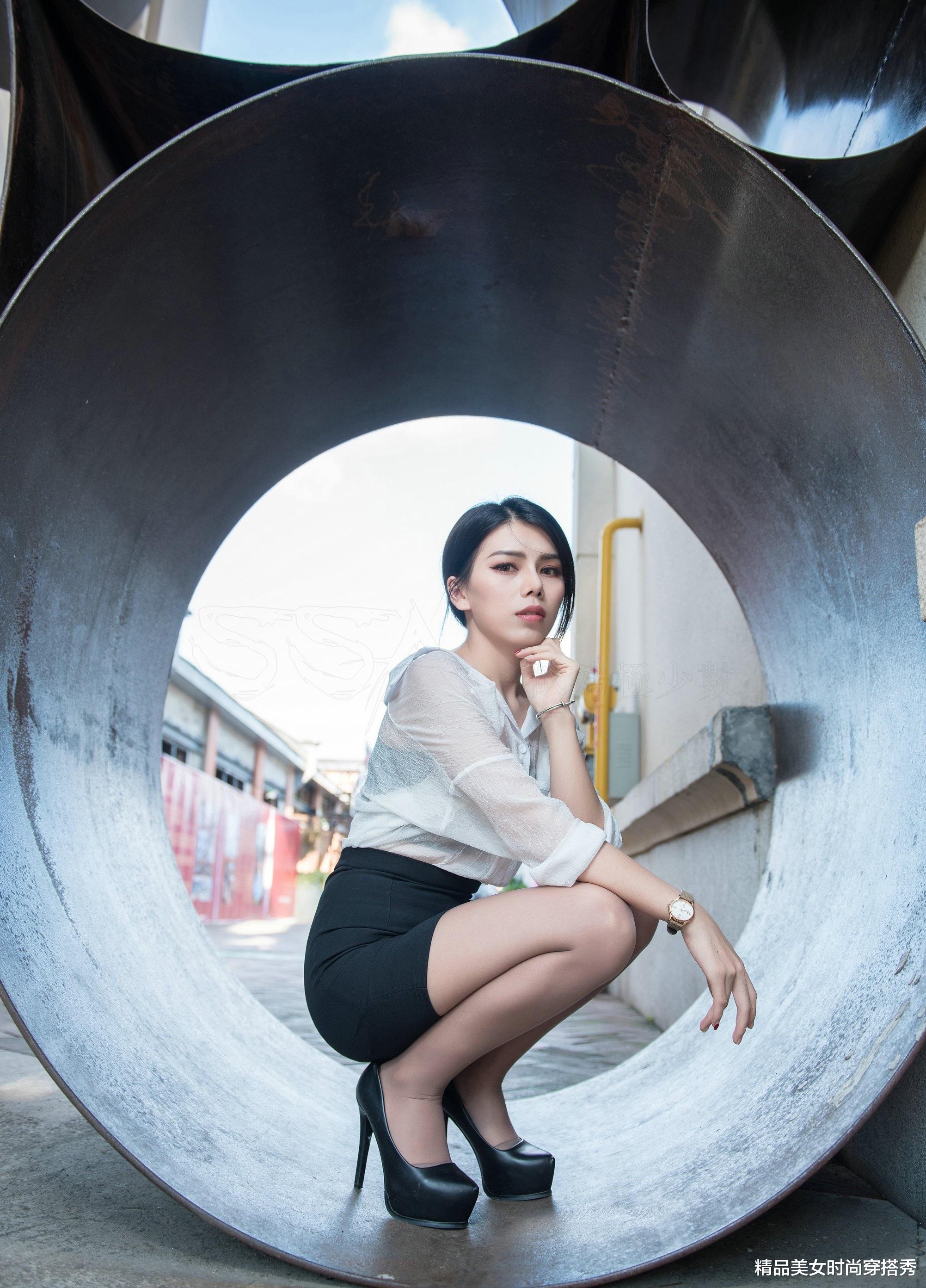 消防安全|简约的白色雪纺衬衫搭配黑色的短裙，简约耐看，尽显职场优雅气质