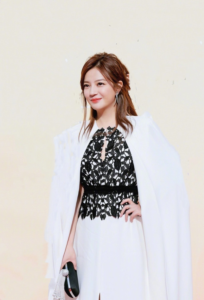 礼服|赵薇难得掀起刘海，把一件披风当礼服，内搭还开条缝，真有贵妇范