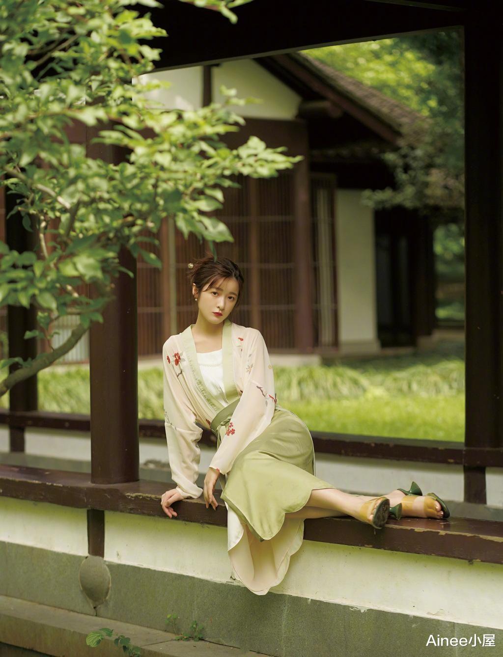 Ainee小屋|周星驰干女儿真长大了，穿国风裙显得好俏皮，没了“假小子”气质