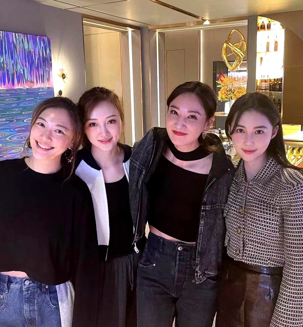 潘玮柏|潘玮柏带太太参加派对，宣云五官精致，与一众美女合照依旧抢镜