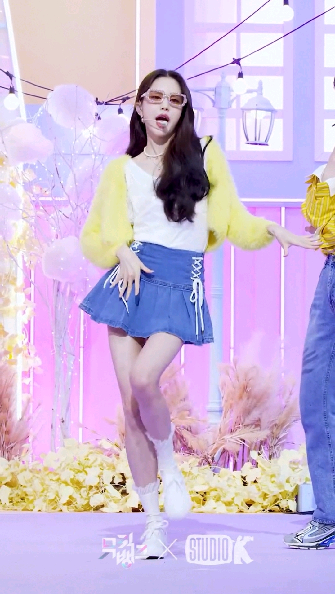 台湾|张元英Butter舞台直拍“总能看见妹裙子的打底，摄像角度好过分”