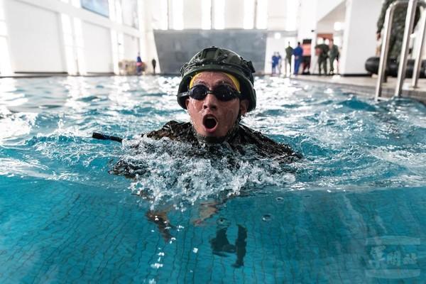 特种兵|台军特种兵无畏低温在泳池搞“硬汉周”考核？当地气温：19-26℃