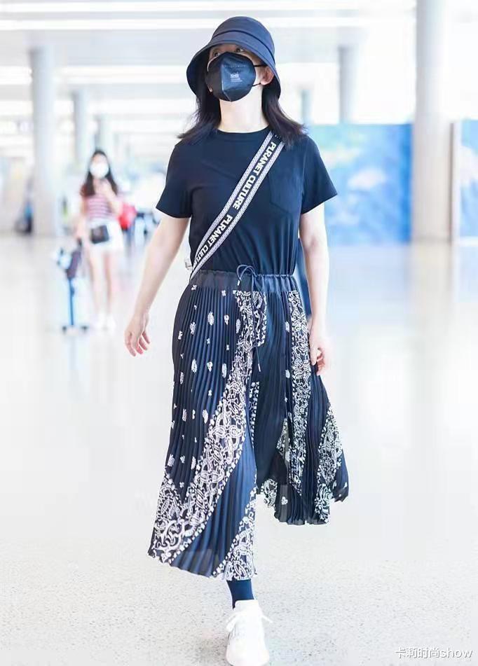 卡莉时尚show 40岁谢娜产后恢复速度真快,穿碎花百褶裙年轻时髦,这腰真细