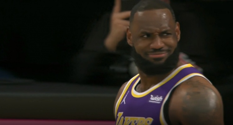 湖人隊|霸氣！湖人終結4連敗，老詹赤裸上身回應伊布：你沒資格針對我！