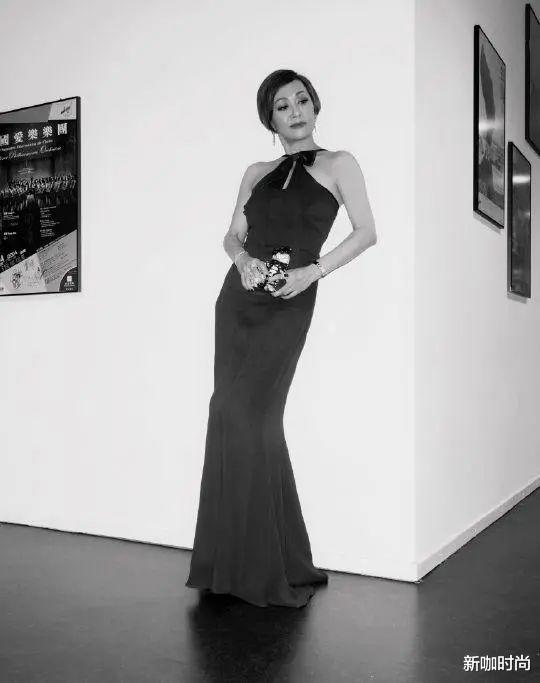 短发|周润发前妻不服老，挂脖小红裙搭干练短发，好身材让人服气