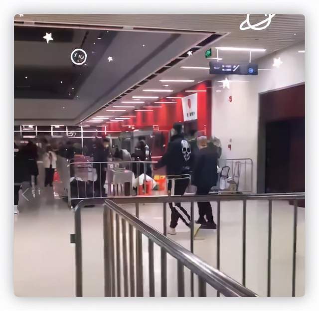 郭德纲|郭德纲助理喜得二胎，在德云社十年儿女双全，曾被拘留现苦尽甘来