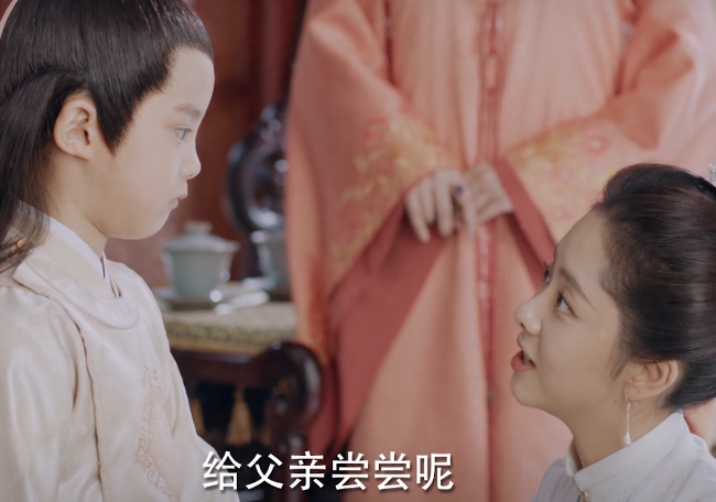 锦心似玉|《锦心似玉》十一娘哄谆哥睡觉，侯爷吃醋和儿子争宠！吻戏太甜了