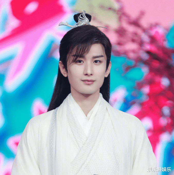 杨幂|欢瑞全家福大曝光，杨紫任嘉伦稳坐一哥一姐，袁冰妍却差成毅太多