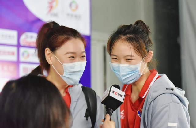 女排|栗垚结束联赛去见男朋友！二人穿情侣装秀恩爱，广东女排稳住前8