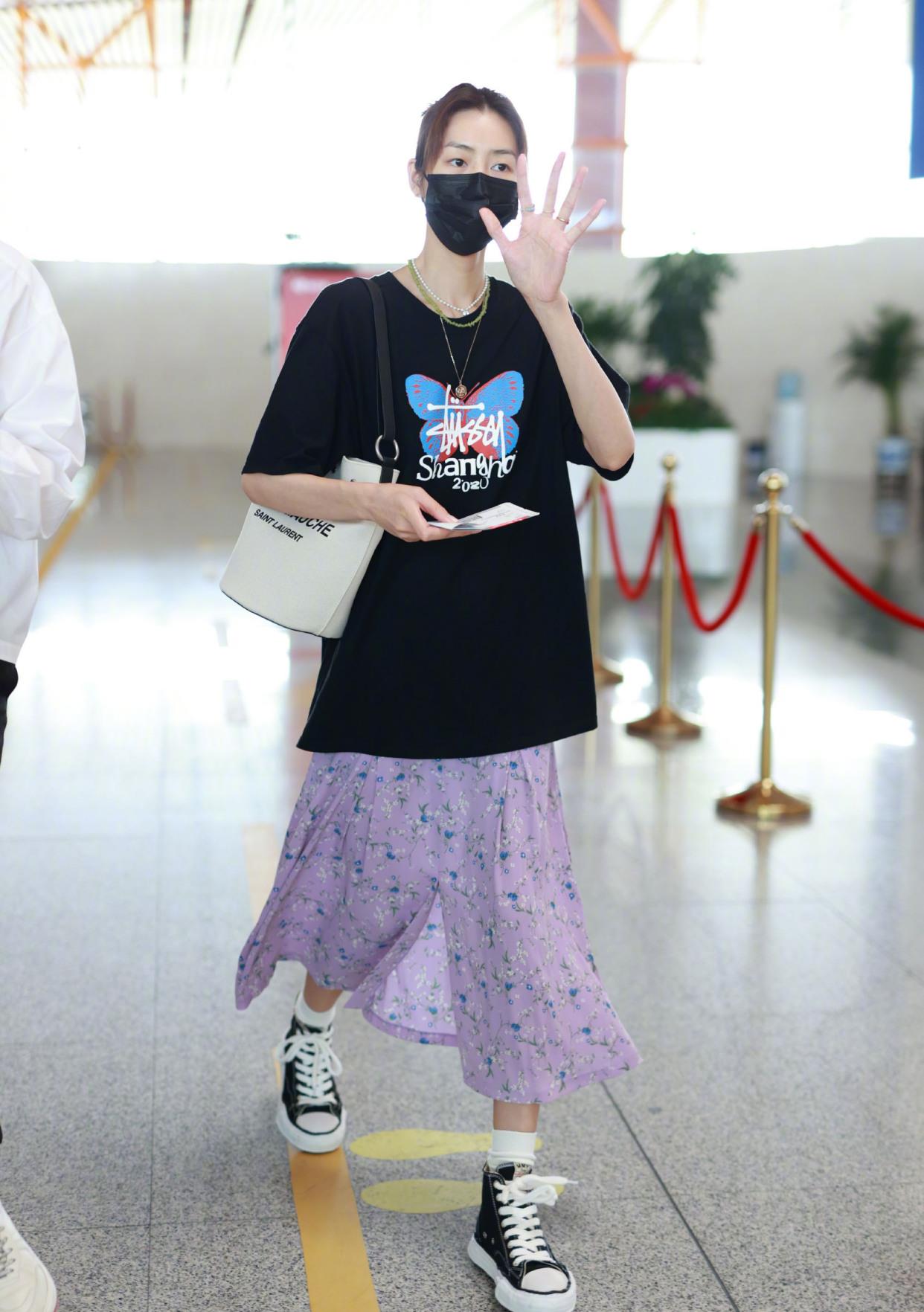 美搭刊报|大表姐也有一颗少女心！穿紫色碎花裙超温柔，一秒变漂亮小姐姐