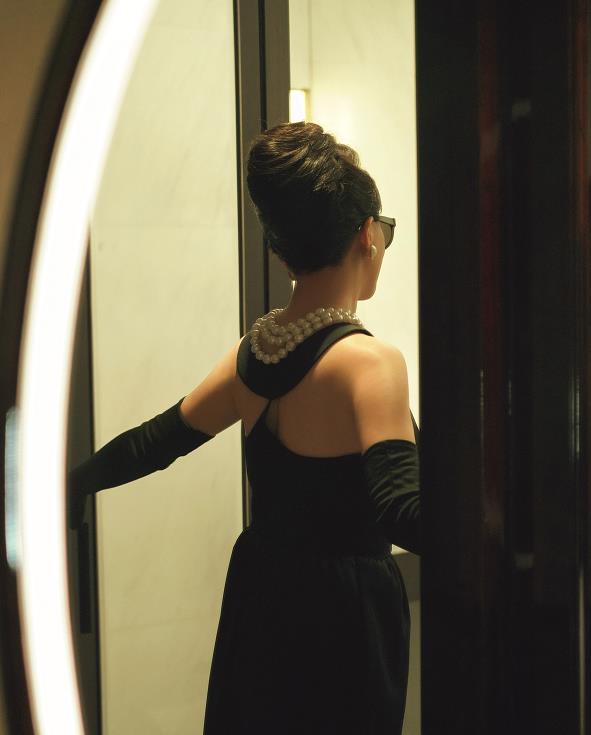 可馨育娃|刘嘉玲挺有“民国感”的，一袭黑裙配复古盘发，看着点让人好心动