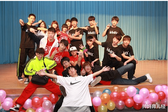 帅妈育儿经|白岩松为普通大学生点赞，名校生出国远走，是你们撑起了一片蓝天