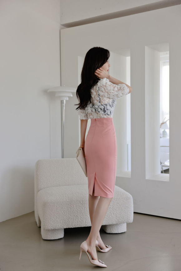 心壹穿搭|女神孙允珠的时尚搭配：粉黛烟花春雨月季波浪微透裙