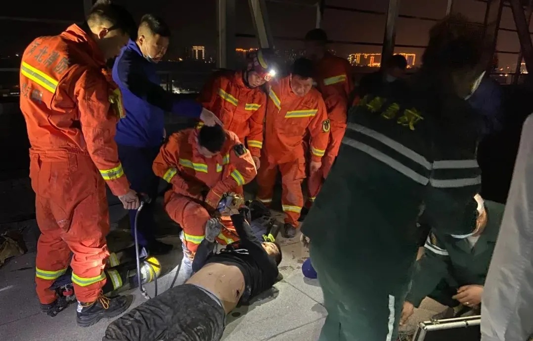 邯郸之窗 邯郸男女民工被涂料呛晕跌入3米深水箱