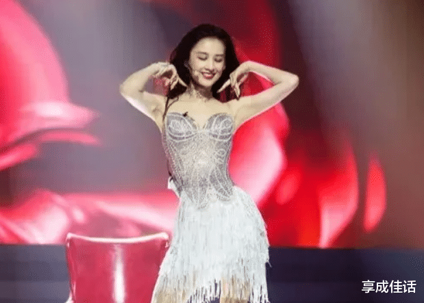 迪丽热巴|黄圣依混到这个地步了，打扮随意舞台捡漏，看来她是过气明星想翻红