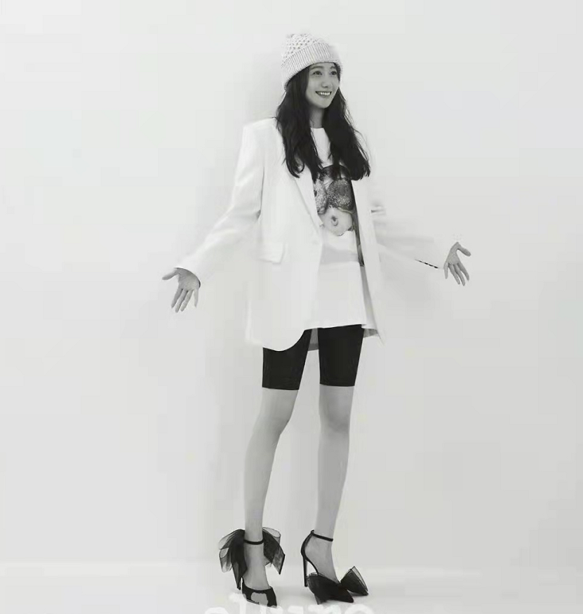 林允儿|林允儿新时尚大片曝光！大胆穿露脐装秀平坦小腹，清纯女神变魅惑