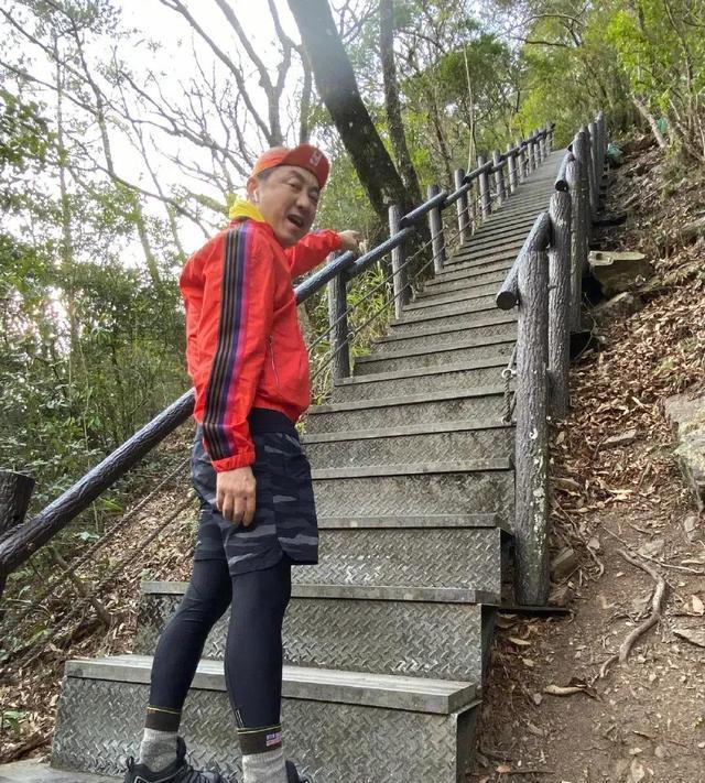 60歲庾澄慶爬山照一臉疲倦，網友直呼大爺，不老童顏這下是真老瞭-圖2