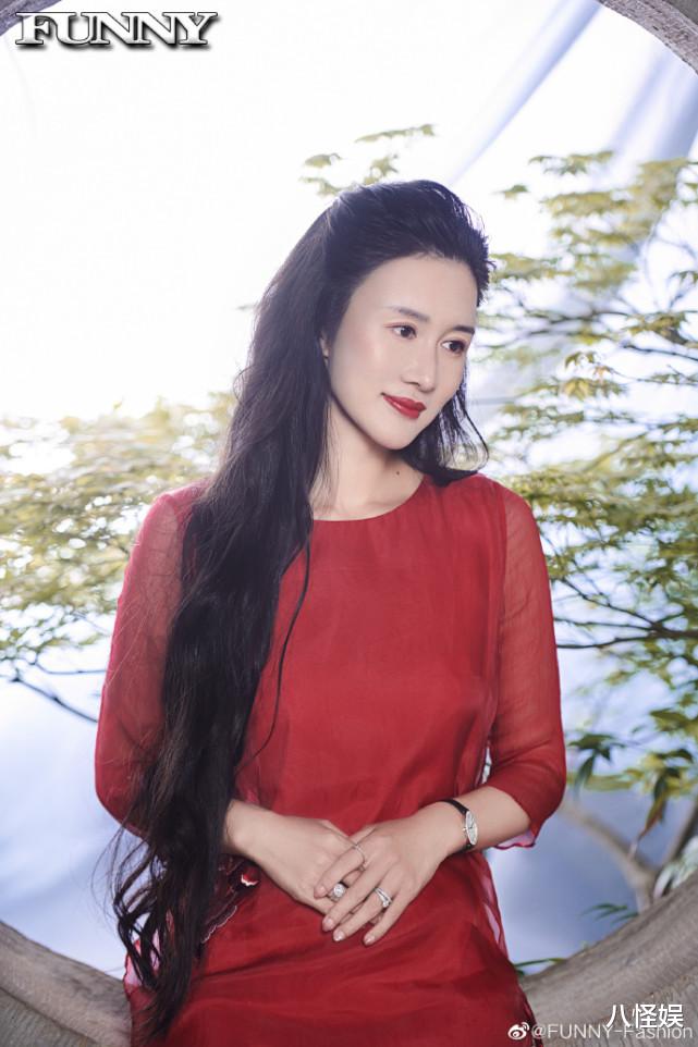 张纪中|张纪中一家五口罕拍大片，小31岁老婆手上戴满钻戒，抱着他撒娇