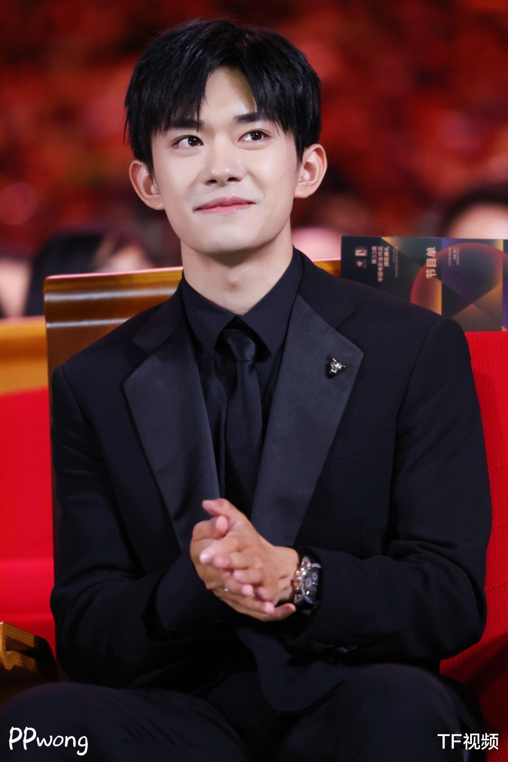 哈利·波特|记者回忆自己眼中的易烊千玺，分享带伤细节，夸赞他职业素养很棒