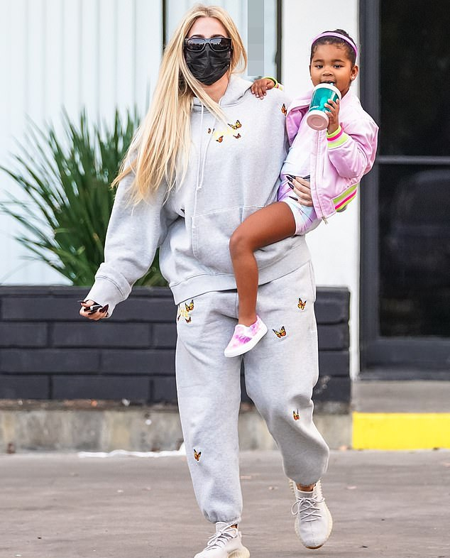 全球时尚风行 怀二胎的金小妹母女逛迪士尼！卫衣遮不住孕肚，戴米老鼠发箍扮嫩