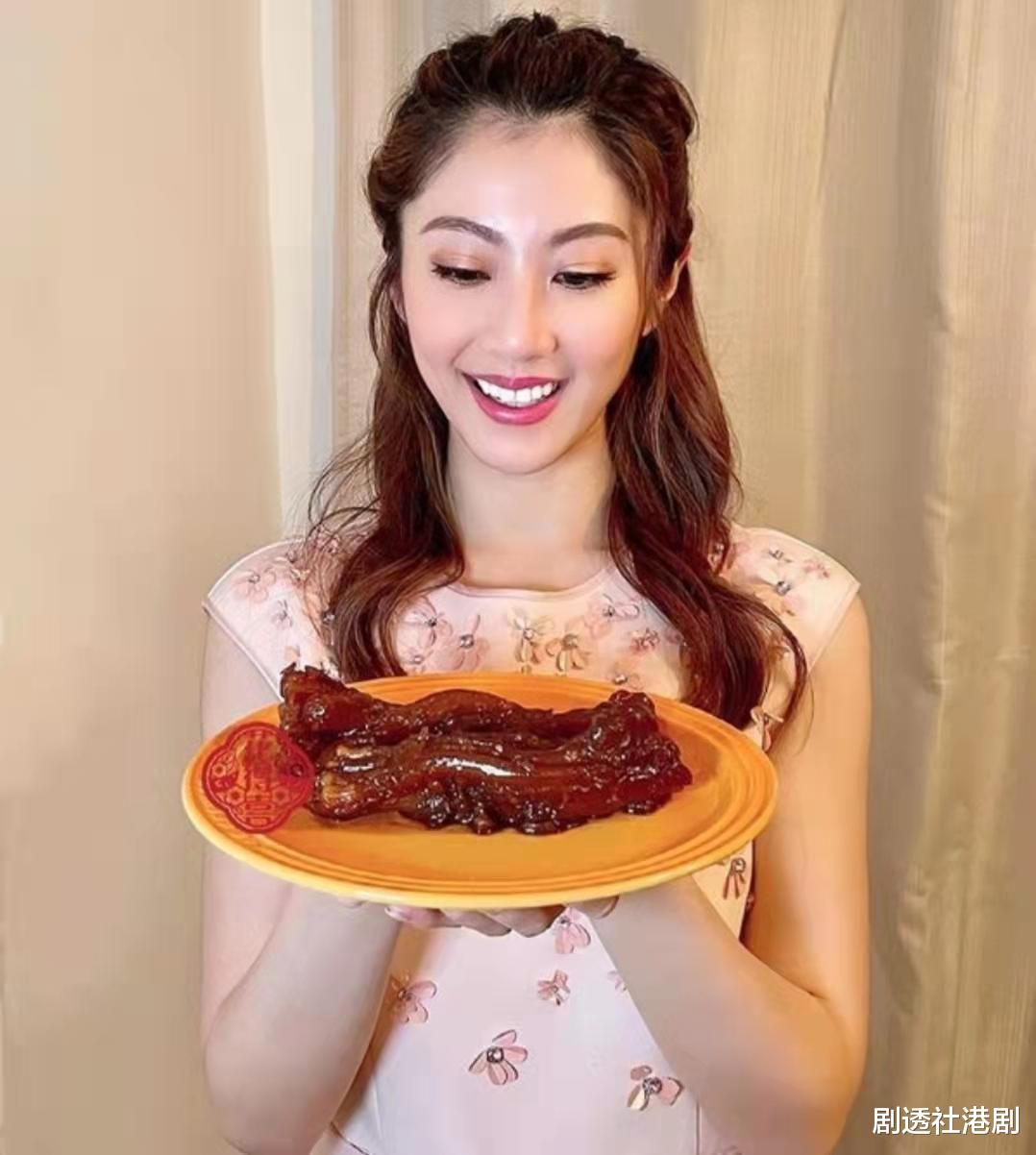 穿衣搭配|花胶女神！TVB上位小花发展副业做老板娘，逆市下投资六位数开网店