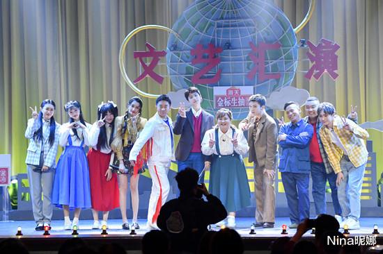 贾玲|真替贾玲捏把汗！胖成球穿香芋色公主裙看不见腰，上万裙快变道具服