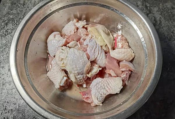 养花小娇娘|入秋后多吃这碱性食物，煎一煎加鸡腿同烧，鲜香软糯吃不腻