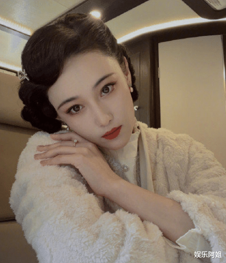 张云龙|胡一天张云龙对视路透出炉！满屏贵气和大长腿，民国剧颜值天花板