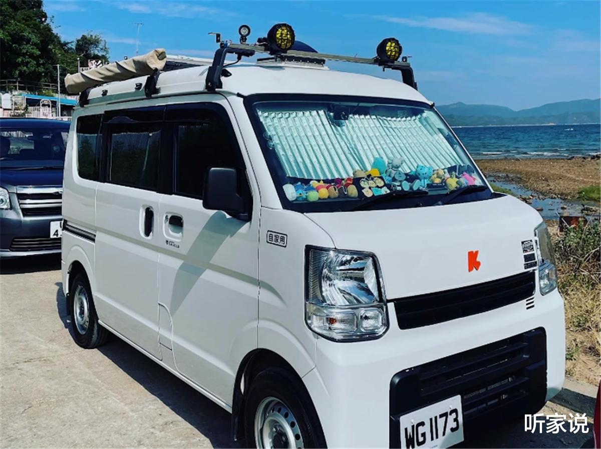 香港29岁“斜杠青年”，有家不回却住进3㎡的面包车上，转眼已2年