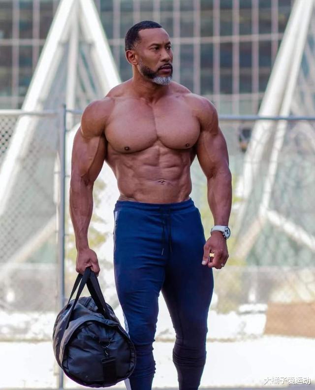 44岁顶级健身模特，健身26年全身肌肉发达，这几个动作也适合你