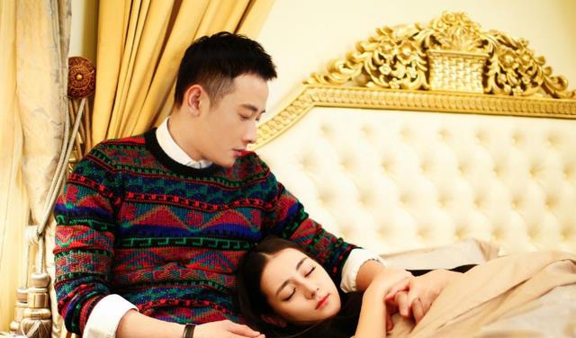 迪丽热巴|迪丽热巴玩手机，当镜头绕到正面，看到她胳肢窝，有点大煞风景！