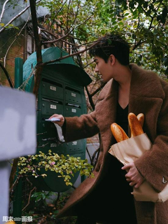 杨洋|杨洋曝滑板大片少年感十足 打网球拿乐高帅气满分