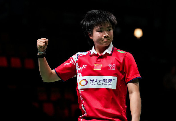 何冰娇|2-0！何冰娇横扫高桥沙也加，日本美女坐地苦笑，国羽连赢2场反超