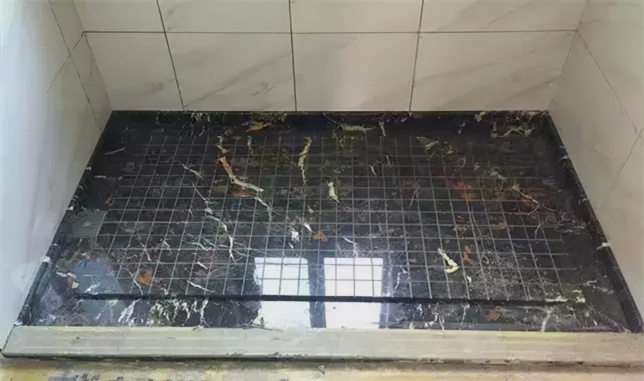 如果觉得斜坡排水慢,尝试这种新的卫生间排水方式,不仅快还防滑