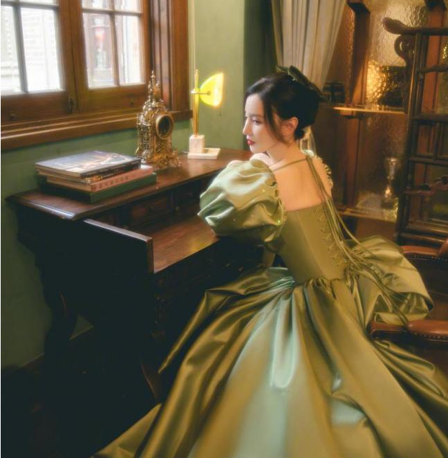 寓言故事|啃豆芽忍饥挨饿、被裙子勒进骨科，女星为展示红毯战袍能有多拼？