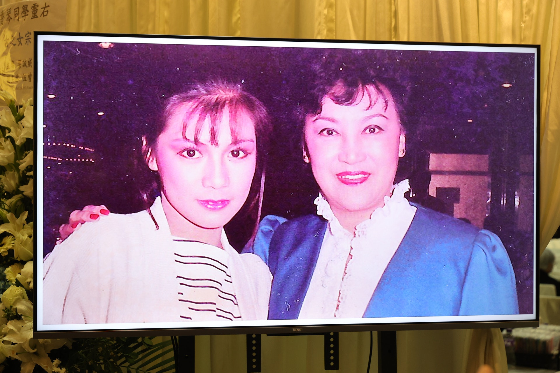 李香琴|李香琴出殡，女儿一头白发捧遗照哀伤送别，苗侨伟黄百鸣罗家英扶灵