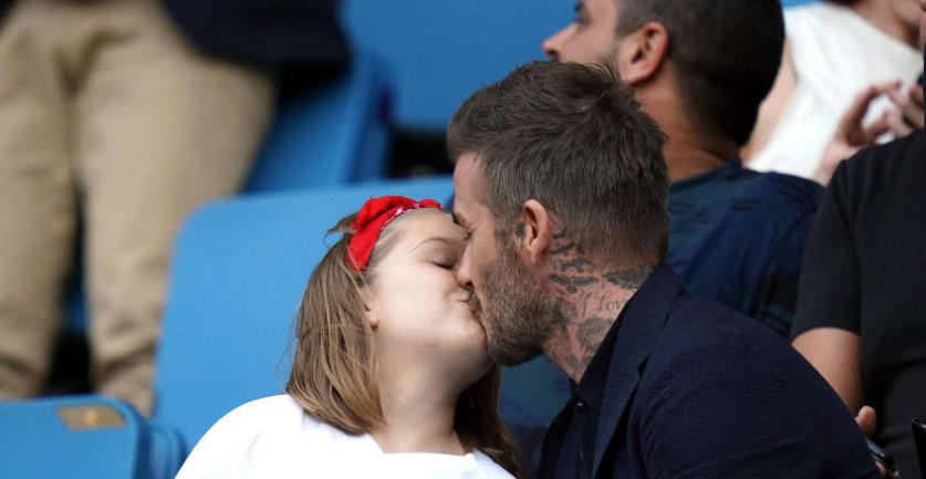 哈珀·贝克汉姆|贝克汉姆新年看烟花惹争议，和女儿亲吻多次摇晃，违背正常伦理