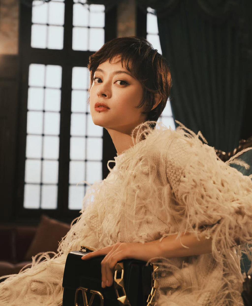 辰雪聊时尚|孙俪的时尚越来越难懂,穿经典小黑裙还不够,又搭上了羽毛针织衫