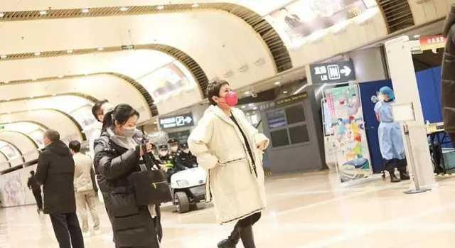 向华强|向华强罕携老婆陈岚走机场：年过七旬意气风发，随身羽绒服价值8万