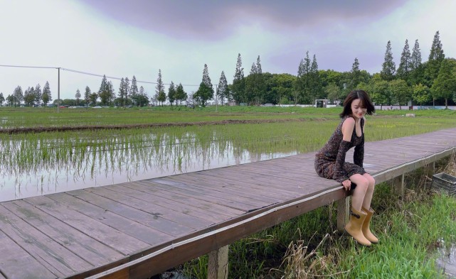 张馨予|张馨予晒剧组餐，两荤一素，外加一碗蓝莓，没有任何主食