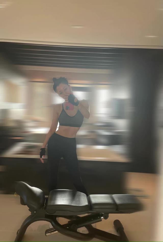 殷桃|殷桃深夜晒运动照秀好身材，小腹平坦有马甲线，42岁状态超好让人羡慕