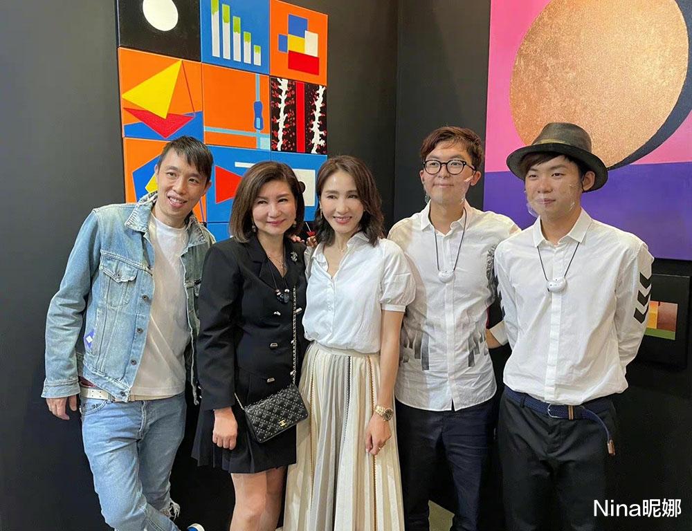 Nina昵娜|远古二美同框！50岁黎姿穿衬衫半裙五官精致，钟楚红赢气质输穿搭