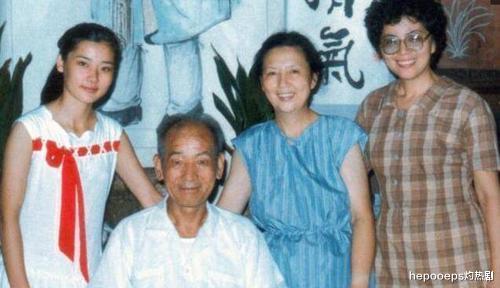 何赛飞|她因长的太美无人敢追，父亲为其终生不娶，58岁近照不敢认