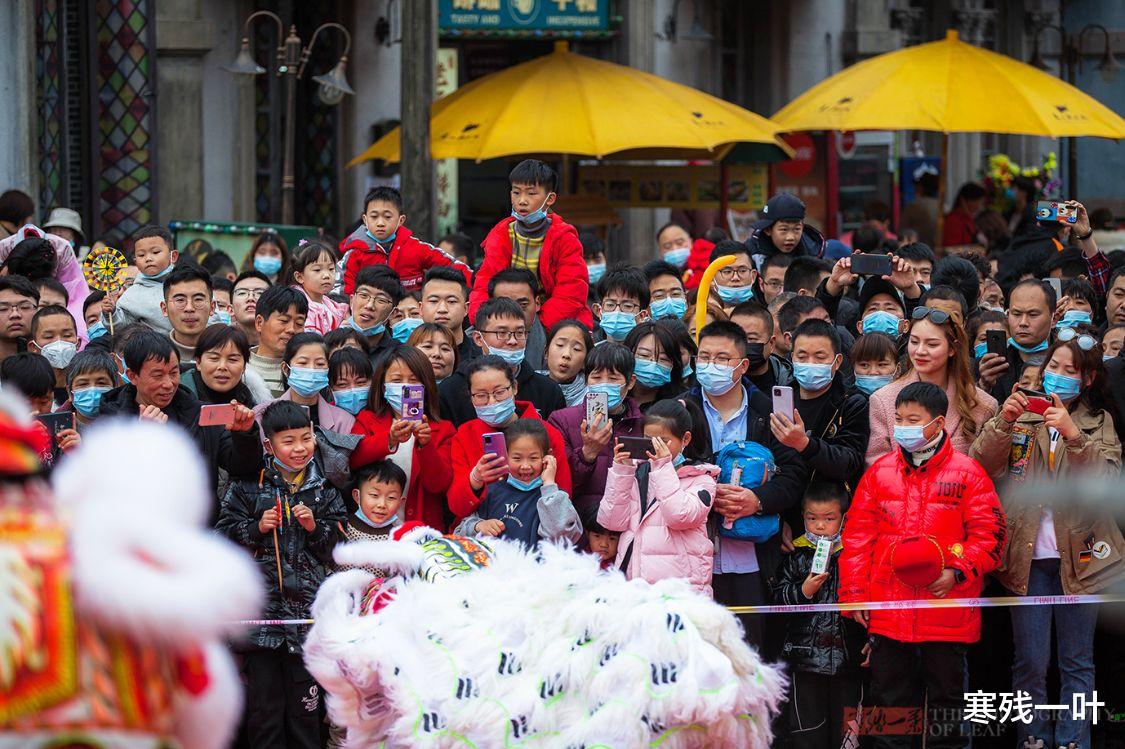 寒残一叶 年味浓节目多,大年初二浙江象山影视城景区游客爆棚,场面壮观
