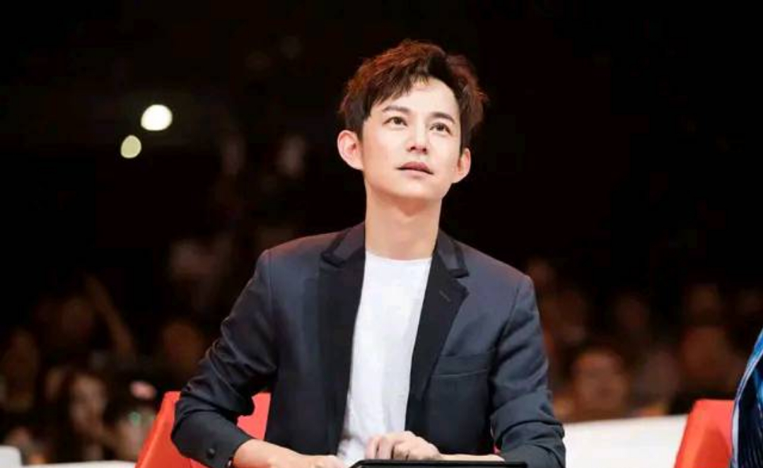 何炅|何炅“四宗罪”跌落神坛？从万人捧到遭唾弃，牵手照只是冰山一角